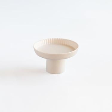 Imagem de KIKIME Placa koudai de 12 cm – Pedestal de porcelana japonesa Mino Ware, design Shinogi com borda de lótus, seguro para micro-ondas e lava-louças (branco)