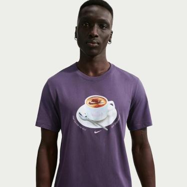 Imagem de Camiseta Nike Sportswear Café Swoosh Mug Unissex-Unissex