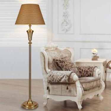 Imagem de Luminária de chão em metal polido com cúpula de tecido, estilo campestre francês, vertical, para leitura em cantos de sofás, ideal para sala de estar e quarto.