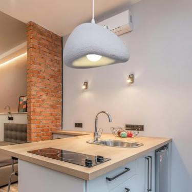 Imagem de Luminária pendente escandinava para ilha de cozinha japonesa, em tons de bege e branco, com aparência de concreto e cimento, estilo Wabi Sabi, com cúpula, lustre Wabi Sabi para sala de janta