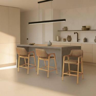 Imagem de Banqueta Ruth Em Madeira Jequitibá Natural Estrutura Premium Para Cozinha E Bar Corino Caramelo