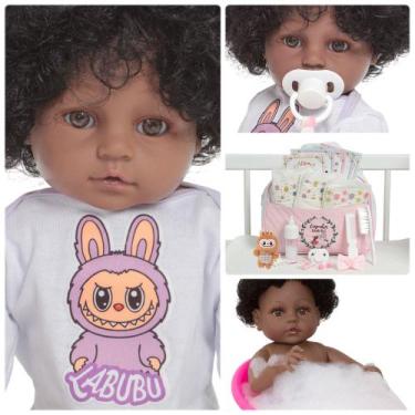 Imagem de Boneca Reborn Negra Roupa Labubu Com Bolsa Pelúcia Itens - Cegonha Reb