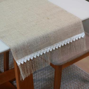 Imagem de Caminho de Mesa Rústico em Juta e Malva, Natural, 130 x 46 cm, com Acabamento Artesanal para Decoração, Mesa Posta, Festas e Eventos
