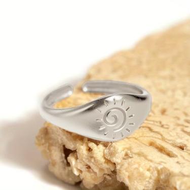 Imagem de Anel feminino de banda aberta com estampa de sol esculpido, Latão, Sem pedra preciosa