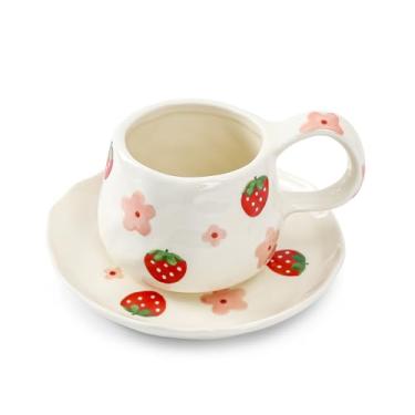 Imagem de Koythin Conjunto de canecas de café de cerâmica com pires, 250 ml / 226.8 g Caneca de café floral fofa irregular, copos de coquete para cappuccino, cacau (morango)