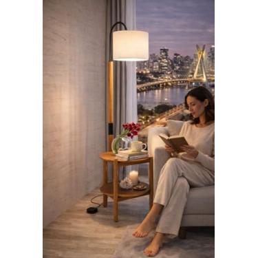 Imagem de A Arquiteta: Luminária de piso com mesa de apoio lateral, e prateleira inferior, acionamento botão no piso,Madeira de Eucalipto e MDF e Cúpula em Linho Cru, o elemento perfeito para seu ambiente.