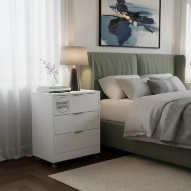 Imagem de Mesa De Cabeceira Branca 50cm com 3 Gavetas Para Quarto Lateral de Cama e Escritório Gaveteiro Organizador Já Montado (Com Rodinhas, Puxador Cinza)