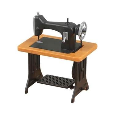 Imagem de Máquina de costura em miniatura vintage com pano para decoração de cas