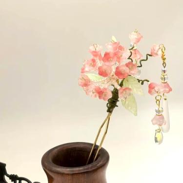 Imagem de Cayyoomm Bastão de cabelo vermelho escuro de resina com folhas azuis, elegante grampo de cabelo chinês Hanfu para mulheres, grampo de cabelo de metal para cabelos longos, acessório de cabelo vintage