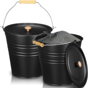 Imagem de LOYIM Pacote com 2 balde de cinzas preto com tampa balde de metal balde de carvão balde de cinzas ferramenta de lareira para lareiras, fogueiras, fogões a lenha, ambientes internos e externos (2,6