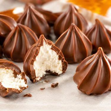Imagem de Doce Marshmallow Coberto Chocolate Tradicional Festa Mesa Doces 50 Uni