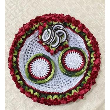 Imagem de Oficina do Crochê Kit Sousplat Crochê, 8 Peças, Linha Barroco, Branco com Flores Vermelhas, Inclui Porta Copos e Anéis de Guardanapo