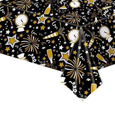 Imagem de 1 toalha de mesa preta descartável de plástico com desenhos impressos de fogos de artifício, ampulhetas, taças de vinho e estrelas, ideal para festas de ano novo, casamentos e aniversários.