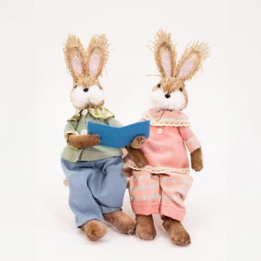 Imagem de Casal De Coelhos Em Palha Sentados Lendo Decoração 30cm