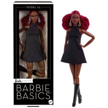 Imagem de Boneca colecionável Barbie Basics Model 03 com cabelo cacheado ruivo, vestido preto e botas, corpo alto articulado 2025
