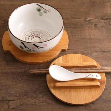 Imagem de Tigela de cerâmica com pauzinhos e colher de sopa, tigela de macarrão instantâneo de cerâmica preta, utensílios de mesa estilo cozinha japonesa. (conjunto de tigelas brancas)