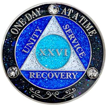 Imagem de (Anos 1-50) medalhão AA 26 anos de cristais e purpurina, banhado a cor prata, arco-íris preto, glitter azul e três cristais transparentes, cobertura de epóxi (AA 26 anos cristais e medalhão de brilho)