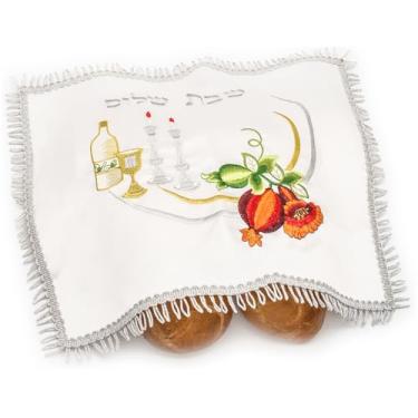 Imagem de Tampa de Chalá de Cetim Branco para Pão Shabbat + Capa de PVC incluída (40,6 cm / 53,3 cm - Tamanho PVC 45,7 cm / 55,8 cm) com Vela Shabbat, Copo Kiddush, Garrafa de Vinho e Bordado de Flor Vermelha, de Israel, Bons Presentes.
