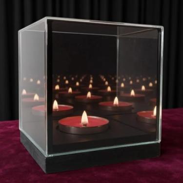 Imagem de Castiçal Infinity Mirror Tea Light 1 compartimento com design elétrico compatível com chama - Peça central refletiva de vidro com base de madeira para eventos e casamentos - Caixa de luz votiva