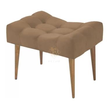 Imagem de Puff Banco Estofado Suede Capitonê Luxuoso com Pés Palito de Madeira - Banqueta Decorativa Vintage para Sala, Quarto, Penteadeira e Hall - 45cm Altura x 52cm Largura (Capuccino)