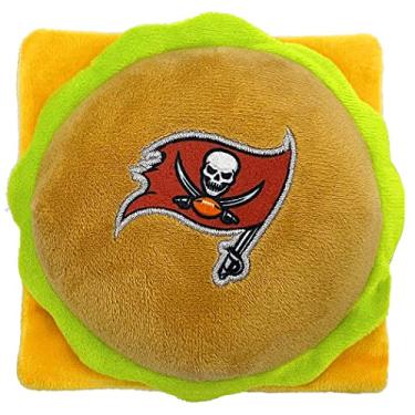 Imagem de NFL Tampa Bay Buccaneers Cheese Hambúrguer brinquedo de pelúcia para cães e gatos - O mais fofo brinquedo de pelúcia para cães e gatos com barulho interno e lindo logotipo do time de futebol
