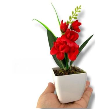 Imagem de Kit com 10 ou 20 Mini Arranjos de Flores Artificiais – Lembrancinhas para Casamento, Aniversário e Decoração com Vaso Acrílico Preto ou Branco(20 UN VERMELHAS,VASOS BRANCOS)