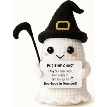Imagem de MAMAGIFTREE Fantasma de crochê de Halloween com foice e chapéu de bruxa - Bonita boneca fantasma amigável com cartão edificante, decoração assustadora de crochê artesanal exclusiva, presentes para