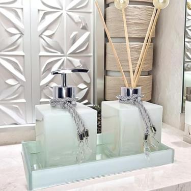 Imagem de Kit Lavabo Vidro Luxo com Bandeja Branca e Vidro Âmbar – 02 Frascos Cubo 250ml, Difusor de Aroma com Varetas Decoradas e Acessórios de Banheiro(Branco Degrade C/Prata,Com Bandeja)