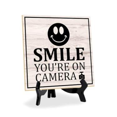 Imagem de Placa de mesa quadrada Smile You're On Camera 12,7 cm x 12,7 cm com cavalete de acrílico | Decoração de casa e escritório