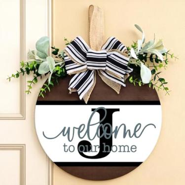 Imagem de Guirlanda personalizada para porta da frente com inicial familiar (A-Z) - placa de boas-vindas de madeira de 30 cm, guirlanda de eucalipto e cabide rústico de serapilheira | Decoração de varanda de