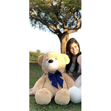 Imagem de Urso Gigante Pelúcia Grande Teddy 1,10 Metros Doce de Leite com Laço Azul Macio e Fofo para Presentear ou Decorar Encanta Crianças e Adultos com seu Charme e Tamanho