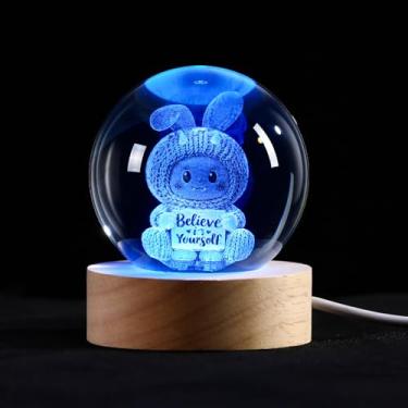 Imagem de YummyCarrot Bola de luz de cristal de coelho 3D e base de madeira, presentes de coelho de 6 cm, esfera decorativa de vidro de quartzo para crianças, adolescentes e adultos, decoração de quarto de