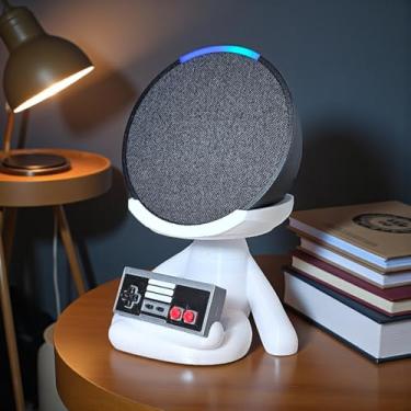 Imagem de Suporte Alexa Echo POP. Robert GAMER RETRÔ. Presente, decoração, som, stand de mesa Amazon, música, hobbie