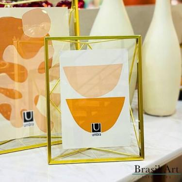 Imagem de Porta-Retrato Prisma Dourado 13x18cm - Moldura Geométrica de Luxo para