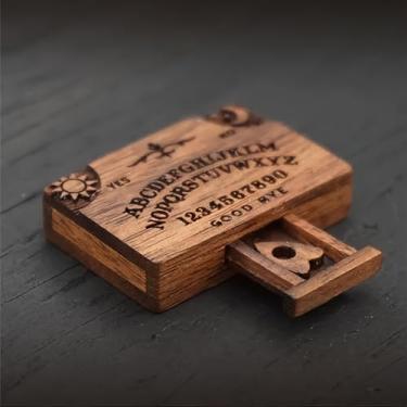 Imagem de Veloshine Mini quadro de madeira com gaveta de armazenamento, letras e números góticos, design sunburst, ornamento decorativo para casa estilo Ouija