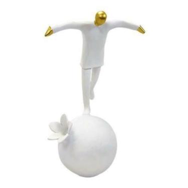 Imagem de Escultura Decorativa Homem Equilibrista na Fruta Luxo - LUXdécor