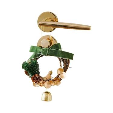 Imagem de Decoração De Porta De Natal: Sinos De Natal, Laço De Veludo, Pinhas - 