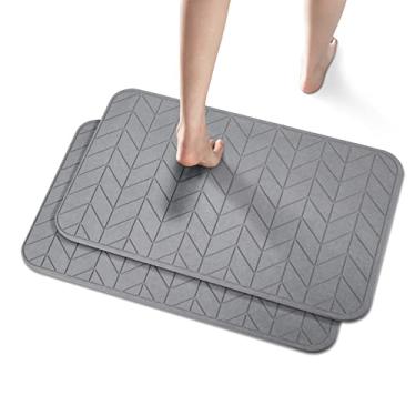 Imagem de JUERLEN Pacote com 2 tapetes de chuveiro de terra de diatomáceas, tapete de banho de pedra, tapete de banho rígido antiderrapante super absorvente de secagem rápida para piso de chuveiro de banheiro, 61 x 40 cm, design de flecha cinza