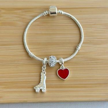 Imagem de Pulseira com 3 berloques patins, separador de brilhos e coração vermelho - banhados a prata