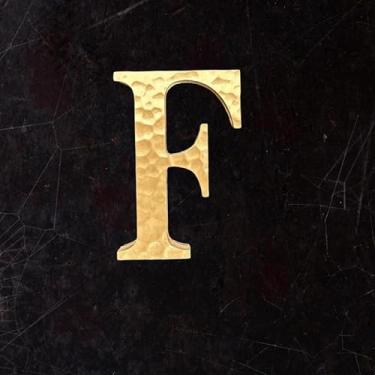 Imagem de BWRMHME Letras e números autoadesivos de latão sólido com textura de estria maleolar – Alfabeto de metal de 4,5 cm de ouro antigo para porta, parede, placa de sinalização de caixa de correio, rua e