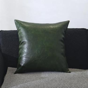 Imagem de MAMAILUCKY Conjunto de 1 capa de almofada de couro sintético premium, 66 cm x 66 cm, capa de almofada lombar para sofá-cama, carro ao ar livre (verde escuro, 66 x 66 polegadas (pacote com 1))