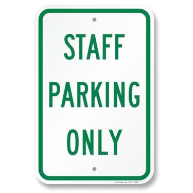 Imagem de SmartSign Placa Staff Parking Only - 30.5 cm x 45.7 cm, 120 mil composto de alumínio (ACM), material reflexivo de grau de engenheiro, verde e branco