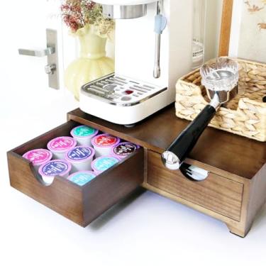 Imagem de Organizador de copos K de madeira com 4 pés antiderrapantes, caixa de armazenamento elevada de cápsulas de café, suporte para cápsulas de chá e café, capacidade para 30 cápsulas com gaveta para