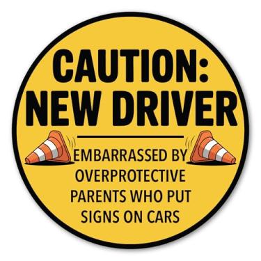 Imagem de Magnet Me Up Caution New Driver - Embarrassed by Over Protective Parents Who Put Signs in Car Magnet - Decalque magnético redondo engraçado de 12 cm, motoristas adolescentes - Durável impressão UV