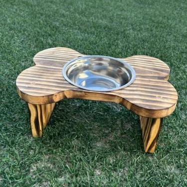 Imagem de Comedouro Elevado Pet em Madeira Pinus com Tigelas Inox – Design Minimalista para Cães de Porte Pequeno, Médio e Grande(Queimado 10cm c1 pote 300ml)