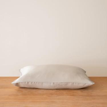 Imagem de KNOKNO Fronhas de luxo 100% cânhamo orgânico e seda, conjunto de uma | Refrigerante, macia e durável | Lavável na máquina e na secadora | Padrão Oeko-TEX® (cinza prateado)