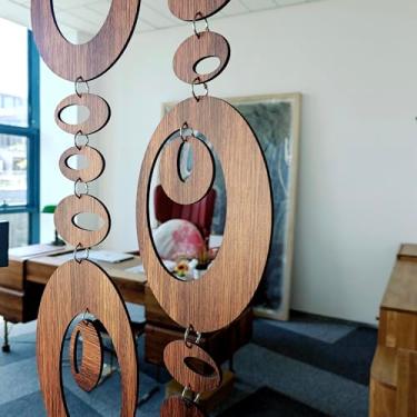 Imagem de MidModArt 30 peças de painéis de divisão de quarto suspensos de PVC arte de parede moderna de meados do século, ovais atômicos de nogueira, divisórias de quarto decorativas para quarto de jantar 36 x