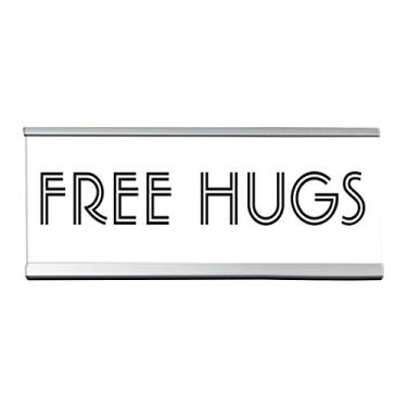 Imagem de WELLSPRING Placa de mesa acrílica "Free Hugs" - Placas de mesa espirituosas e engraçadas para escritório, presentes de escritório perfeitos para chefes e colegas de trabalho - Placas de mesa de