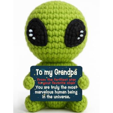 Imagem de TKGIFTHOT Brinquedo de pelúcia alienígena de crochê exclusivo – presente sentimental para o vovô dos netos | Presente de aniversário do melhor avô de todos os tempos | Dia dos avós feito à mão para o
