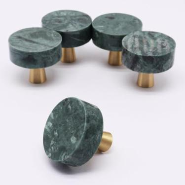 Imagem de YuGtcen 5 puxadores de armário de mármore, puxador de gaveta decorativo moderno, puxadores de pedra base de latão escovado para armário de cozinha, quarto, cômoda (verde)